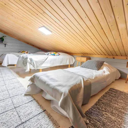 Halla-Ukko 3 Beach 400 m Incl WiFi, Sauna, Terrace * Komula